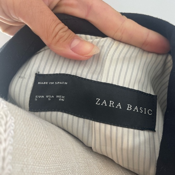 Zara Elegant Black Blazer with Silver Accent - Picture 7 of 7
